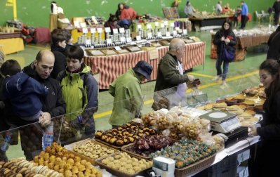 La feria de artesanía recuperó algunas tradiciones de Navarra y se llevó el protagonismo en esta jornada de fiestas en Irurtzun, pero los visitantes también pudieron disfrutar de una obra de teatro y participar en un concurso de repostería