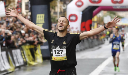 Chakib Lachgar sorprende a los favoritos y gana la Behobia-San Sebastián