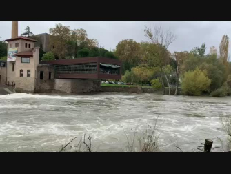 La pasarela del Club Natación, cerrada por la crecida del río Arga