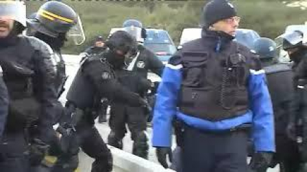 Los antidisturbios franceses desalojan a los independentistas en La Jonquera