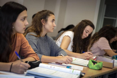 Alumnado del Colegio FEC Vedruna de Pamplona durante una jornada lectiva.