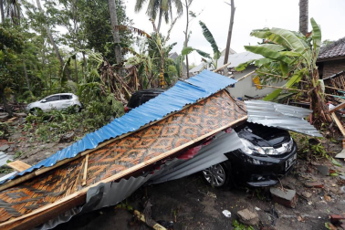Al menos 168 personas murieron este domingo, 23 de diciembre, tras un tsunami mortal en Indonesia.