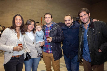 El pabellón deportivo Hilarión Eslava acogió la quinta edición de la feria Beerlada, que durante el fin de semana del 8 y 9 de noviembre reunió a los amantes de la cerveza de origen artesanal. Un evento en el que se pudo participar en diferentes actividades como catas temáticas, conciertos o concurso de catas a ciegas.