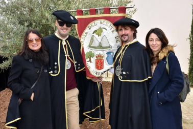 Cabanillas acogió el sábado 9 de noviembre el XIX Capítulo General de la Cofradía del Aceite de Oliva de Navarra. Durante el acto se nombró miembros de honor a la presidenta del Gobierno de Navarra, María Chivite; al cocinero Pedro Larumbe; a la sociedad pública INTIA y al vecino de Cabanillas Ignacio Sangüesa Mateo, por su aportación al deporte local.