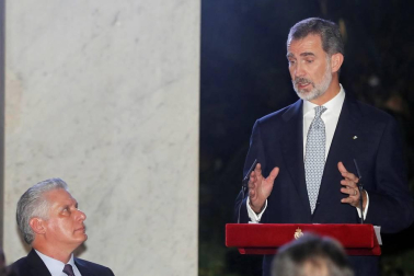 Felipe VI defiende ante el presidente de Cuba los derechos humanos