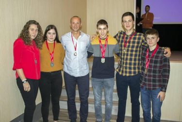 La Casa de Cultura de Larraga acogió la Gala del Triatlón Navarro 2019, un evento organizado en esta ocasión por la Asociación de Amigos del Cross de Reyes de Larraga. Durante el acto se reconoció a los mejores de la pasada temporada desde edad infantil hasta veteranos y tanto en categoría femenina como masculina.