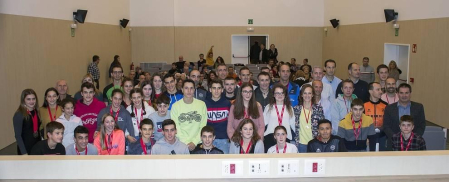 La Casa de Cultura de Larraga acogió la Gala del Triatlón Navarro 2019, un evento organizado en esta ocasión por la Asociación de Amigos del Cross de Reyes de Larraga. Durante el acto se reconoció a los mejores de la pasada temporada desde edad infantil hasta veteranos y tanto en categoría femenina como masculina.