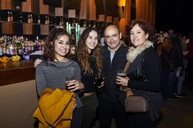 Lleno completo en la Sala Zentral para recibir a El Kanka en su nueva gira 'Donde caben dos caben tres'. Una excelente oportunidad para escuchar lo mejor del repertorio de este cantautor, compositor y músico malagueño. Sus discos Lo mal que estoy y lo poco que me quejo (2013), El día de suerte de Juan Gómez (2014), De pana y rubí (2015), El arte de saltar (2018) y el recientemente publicado por sorpresa CanEpé, desfilaron por el escenario pamplonés.