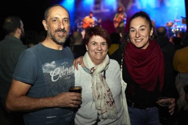Lleno completo en la Sala Zentral para recibir a El Kanka en su nueva gira 'Donde caben dos caben tres'. Una excelente oportunidad para escuchar lo mejor del repertorio de este cantautor, compositor y músico malagueño. Sus discos Lo mal que estoy y lo poco que me quejo (2013), El día de suerte de Juan Gómez (2014), De pana y rubí (2015), El arte de saltar (2018) y el recientemente publicado por sorpresa CanEpé, desfilaron por el escenario pamplonés.