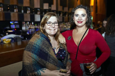 Lleno completo en la Sala Zentral para recibir a El Kanka en su nueva gira 'Donde caben dos caben tres'. Una excelente oportunidad para escuchar lo mejor del repertorio de este cantautor, compositor y músico malagueño. Sus discos Lo mal que estoy y lo poco que me quejo (2013), El día de suerte de Juan Gómez (2014), De pana y rubí (2015), El arte de saltar (2018) y el recientemente publicado por sorpresa CanEpé, desfilaron por el escenario pamplonés.