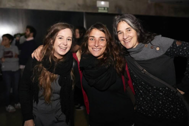 Lleno completo en la Sala Zentral para recibir a El Kanka en su nueva gira 'Donde caben dos caben tres'. Una excelente oportunidad para escuchar lo mejor del repertorio de este cantautor, compositor y músico malagueño. Sus discos Lo mal que estoy y lo poco que me quejo (2013), El día de suerte de Juan Gómez (2014), De pana y rubí (2015), El arte de saltar (2018) y el recientemente publicado por sorpresa CanEpé, desfilaron por el escenario pamplonés.