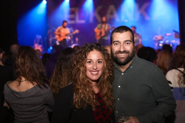 Lleno completo en la Sala Zentral para recibir a El Kanka en su nueva gira 'Donde caben dos caben tres'. Una excelente oportunidad para escuchar lo mejor del repertorio de este cantautor, compositor y músico malagueño. Sus discos Lo mal que estoy y lo poco que me quejo (2013), El día de suerte de Juan Gómez (2014), De pana y rubí (2015), El arte de saltar (2018) y el recientemente publicado por sorpresa CanEpé, desfilaron por el escenario pamplonés.
