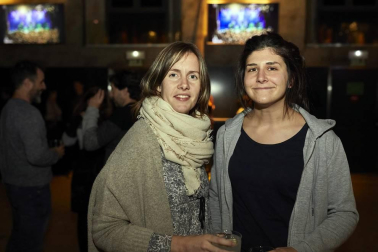 Lleno completo en la Sala Zentral para recibir a El Kanka en su nueva gira 'Donde caben dos caben tres'. Una excelente oportunidad para escuchar lo mejor del repertorio de este cantautor, compositor y músico malagueño. Sus discos Lo mal que estoy y lo poco que me quejo (2013), El día de suerte de Juan Gómez (2014), De pana y rubí (2015), El arte de saltar (2018) y el recientemente publicado por sorpresa CanEpé, desfilaron por el escenario pamplonés.