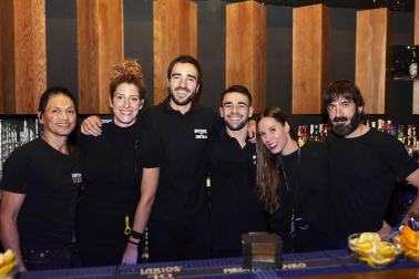 Lleno completo en la Sala Zentral para recibir a El Kanka en su nueva gira 'Donde caben dos caben tres'. Una excelente oportunidad para escuchar lo mejor del repertorio de este cantautor, compositor y músico malagueño. Sus discos Lo mal que estoy y lo poco que me quejo (2013), El día de suerte de Juan Gómez (2014), De pana y rubí (2015), El arte de saltar (2018) y el recientemente publicado por sorpresa CanEpé, desfilaron por el escenario pamplonés.