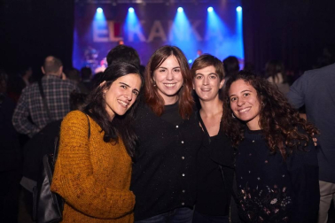 Lleno completo en la Sala Zentral para recibir a El Kanka en su nueva gira 'Donde caben dos caben tres'. Una excelente oportunidad para escuchar lo mejor del repertorio de este cantautor, compositor y músico malagueño. Sus discos Lo mal que estoy y lo poco que me quejo (2013), El día de suerte de Juan Gómez (2014), De pana y rubí (2015), El arte de saltar (2018) y el recientemente publicado por sorpresa CanEpé, desfilaron por el escenario pamplonés.