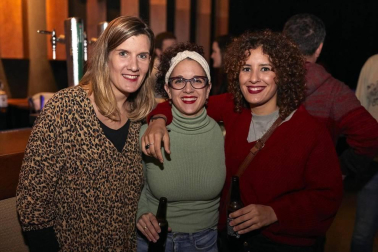 Lleno completo en la Sala Zentral para recibir a El Kanka en su nueva gira 'Donde caben dos caben tres'. Una excelente oportunidad para escuchar lo mejor del repertorio de este cantautor, compositor y músico malagueño. Sus discos Lo mal que estoy y lo poco que me quejo (2013), El día de suerte de Juan Gómez (2014), De pana y rubí (2015), El arte de saltar (2018) y el recientemente publicado por sorpresa CanEpé, desfilaron por el escenario pamplonés.