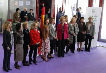 Las reinas Letizia y Sofía han visitado el rastrillo benéfico que cada año organiza la ONG Nuevo Futuro, cuya presidenta de honor es la infanta Pilar de Borbón, hermana del rey Juan Carlos, donde han hecho varias compras y les han hecho varios regalos.