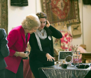 Las reinas Letizia y Sofía han visitado el rastrillo benéfico que cada año organiza la ONG Nuevo Futuro, cuya presidenta de honor es la infanta Pilar de Borbón, hermana del rey Juan Carlos, donde han hecho varias compras y les han hecho varios regalos.