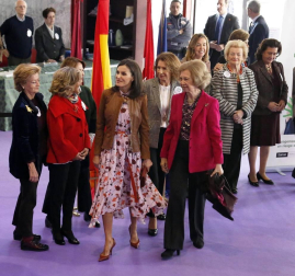 Las reinas Letizia y Sofía han visitado el rastrillo benéfico que cada año organiza la ONG Nuevo Futuro, cuya presidenta de honor es la infanta Pilar de Borbón, hermana del rey Juan Carlos, donde han hecho varias compras y les han hecho varios regalos.