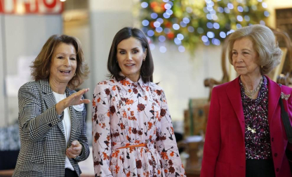 Las reinas Letizia y Sofía han visitado el rastrillo benéfico que cada año organiza la ONG Nuevo Futuro, cuya presidenta de honor es la infanta Pilar de Borbón, hermana del rey Juan Carlos, donde han hecho varias compras y les han hecho varios regalos.
