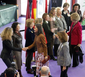 Las reinas Letizia y Sofía han visitado el rastrillo benéfico que cada año organiza la ONG Nuevo Futuro, cuya presidenta de honor es la infanta Pilar de Borbón, hermana del rey Juan Carlos, donde han hecho varias compras y les han hecho varios regalos.