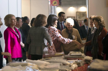 Las reinas Letizia y Sofía han visitado el rastrillo benéfico que cada año organiza la ONG Nuevo Futuro, cuya presidenta de honor es la infanta Pilar de Borbón, hermana del rey Juan Carlos, donde han hecho varias compras y les han hecho varios regalos.