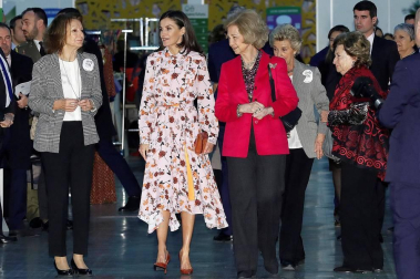 Las reinas Letizia y Sofía han visitado el rastrillo benéfico que cada año organiza la ONG Nuevo Futuro, cuya presidenta de honor es la infanta Pilar de Borbón, hermana del rey Juan Carlos, donde han hecho varias compras y les han hecho varios regalos.