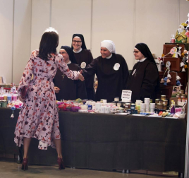 Las reinas Letizia y Sofía han visitado el rastrillo benéfico que cada año organiza la ONG Nuevo Futuro, cuya presidenta de honor es la infanta Pilar de Borbón, hermana del rey Juan Carlos, donde han hecho varias compras y les han hecho varios regalos.