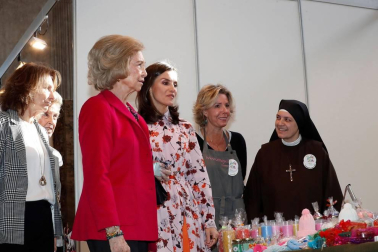 Las reinas Letizia y Sofía han visitado el rastrillo benéfico que cada año organiza la ONG Nuevo Futuro, cuya presidenta de honor es la infanta Pilar de Borbón, hermana del rey Juan Carlos, donde han hecho varias compras y les han hecho varios regalos.