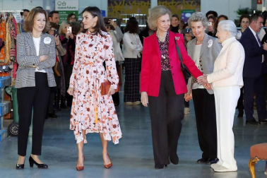 Las reinas Letizia y Sofía han visitado el rastrillo benéfico que cada año organiza la ONG Nuevo Futuro, cuya presidenta de honor es la infanta Pilar de Borbón, hermana del rey Juan Carlos, donde han hecho varias compras y les han hecho varios regalos.