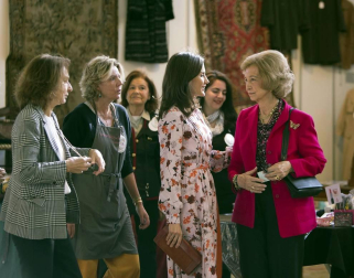 Las reinas Letizia y Sofía han visitado el rastrillo benéfico que cada año organiza la ONG Nuevo Futuro, cuya presidenta de honor es la infanta Pilar de Borbón, hermana del rey Juan Carlos, donde han hecho varias compras y les han hecho varios regalos.