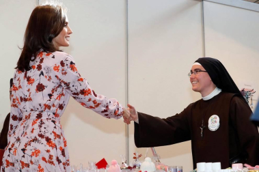 Las reinas Letizia y Sofía han visitado el rastrillo benéfico que cada año organiza la ONG Nuevo Futuro, cuya presidenta de honor es la infanta Pilar de Borbón, hermana del rey Juan Carlos, donde han hecho varias compras y les han hecho varios regalos.