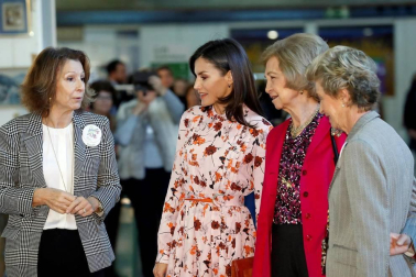 Las reinas Letizia y Sofía han visitado el rastrillo benéfico que cada año organiza la ONG Nuevo Futuro, cuya presidenta de honor es la infanta Pilar de Borbón, hermana del rey Juan Carlos, donde han hecho varias compras y les han hecho varios regalos.