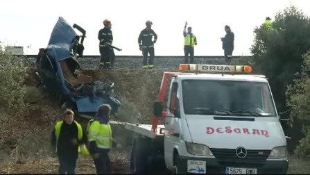 Dos personas fallecidas en una furgoneta tras ser arrolladas por un tren de mercancías