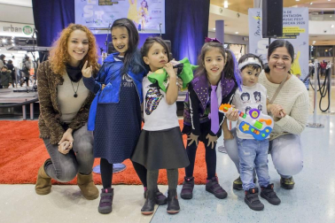 El pasado sábado el centro comercial Itaroa acogió la fiesta de presentación de 'Minimusic Fest en Marcha' con un concierto acústico en el que se rindió tributo a los mejores grupos de pop y rock nacional, internacional y local. Una experiencia divertidísima que quiso ser un aperitivo para el gran festival que se celebrará en el mes de febrero en el Navarra Arena. Además, se sortearon abonos familiares entre los pequeños disfrazados de rockeros.
