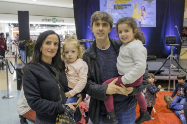 El pasado sábado el centro comercial Itaroa acogió la fiesta de presentación de 'Minimusic Fest en Marcha' con un concierto acústico en el que se rindió tributo a los mejores grupos de pop y rock nacional, internacional y local. Una experiencia divertidísima que quiso ser un aperitivo para el gran festival que se celebrará en el mes de febrero en el Navarra Arena. Además, se sortearon abonos familiares entre los pequeños disfrazados de rockeros.