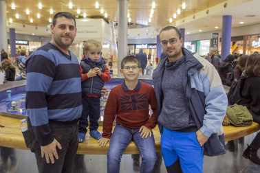 El pasado sábado el centro comercial Itaroa acogió la fiesta de presentación de 'Minimusic Fest en Marcha' con un concierto acústico en el que se rindió tributo a los mejores grupos de pop y rock nacional, internacional y local. Una experiencia divertidísima que quiso ser un aperitivo para el gran festival que se celebrará en el mes de febrero en el Navarra Arena. Además, se sortearon abonos familiares entre los pequeños disfrazados de rockeros.