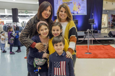 El pasado sábado el centro comercial Itaroa acogió la fiesta de presentación de 'Minimusic Fest en Marcha' con un concierto acústico en el que se rindió tributo a los mejores grupos de pop y rock nacional, internacional y local. Una experiencia divertidísima que quiso ser un aperitivo para el gran festival que se celebrará en el mes de febrero en el Navarra Arena. Además, se sortearon abonos familiares entre los pequeños disfrazados de rockeros.