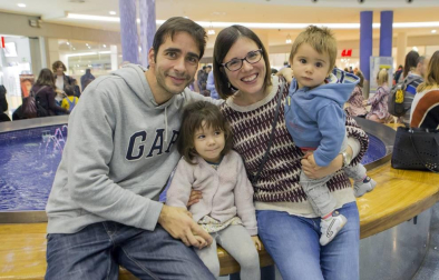 El pasado sábado el centro comercial Itaroa acogió la fiesta de presentación de 'Minimusic Fest en Marcha' con un concierto acústico en el que se rindió tributo a los mejores grupos de pop y rock nacional, internacional y local. Una experiencia divertidísima que quiso ser un aperitivo para el gran festival que se celebrará en el mes de febrero en el Navarra Arena. Además, se sortearon abonos familiares entre los pequeños disfrazados de rockeros.