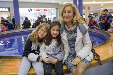 El pasado sábado el centro comercial Itaroa acogió la fiesta de presentación de 'Minimusic Fest en Marcha' con un concierto acústico en el que se rindió tributo a los mejores grupos de pop y rock nacional, internacional y local. Una experiencia divertidísima que quiso ser un aperitivo para el gran festival que se celebrará en el mes de febrero en el Navarra Arena. Además, se sortearon abonos familiares entre los pequeños disfrazados de rockeros.