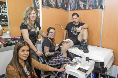 La Sala de Exposiciones de Baluarte acogió el fin de semana pasado la Pamplona Tattoo Expo, la II Convención Internacional de Tatuaje de la Comunidad foral. La Feria reunió un total de 80 stands de tatuaje de artistas de 19 ciudades españolas y el público pudo disfrutar de un buen ambiente e irse con un tatuaje recién hecho.