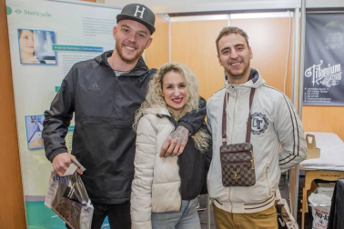 La Sala de Exposiciones de Baluarte acogió el fin de semana pasado la Pamplona Tattoo Expo, la II Convención Internacional de Tatuaje de la Comunidad foral. La Feria reunió un total de 80 stands de tatuaje de artistas de 19 ciudades españolas y el público pudo disfrutar de un buen ambiente e irse con un tatuaje recién hecho.