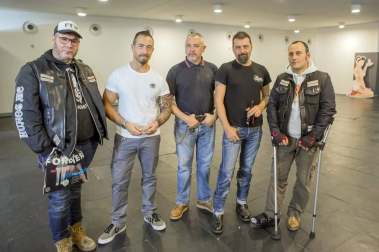 La Sala de Exposiciones de Baluarte acogió el fin de semana pasado la Pamplona Tattoo Expo, la II Convención Internacional de Tatuaje de la Comunidad foral. La Feria reunió un total de 80 stands de tatuaje de artistas de 19 ciudades españolas y el público pudo disfrutar de un buen ambiente e irse con un tatuaje recién hecho.
