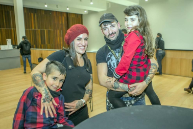 La Sala de Exposiciones de Baluarte acogió el fin de semana pasado la Pamplona Tattoo Expo, la II Convención Internacional de Tatuaje de la Comunidad foral. La Feria reunió un total de 80 stands de tatuaje de artistas de 19 ciudades españolas y el público pudo disfrutar de un buen ambiente e irse con un tatuaje recién hecho.