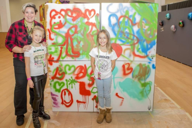 La Sala de Exposiciones de Baluarte acogió el fin de semana pasado la Pamplona Tattoo Expo, la II Convención Internacional de Tatuaje de la Comunidad foral. La Feria reunió un total de 80 stands de tatuaje de artistas de 19 ciudades españolas y el público pudo disfrutar de un buen ambiente e irse con un tatuaje recién hecho.