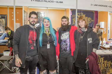 La Sala de Exposiciones de Baluarte acogió el fin de semana pasado la Pamplona Tattoo Expo, la II Convención Internacional de Tatuaje de la Comunidad foral. La Feria reunió un total de 80 stands de tatuaje de artistas de 19 ciudades españolas y el público pudo disfrutar de un buen ambiente e irse con un tatuaje recién hecho.