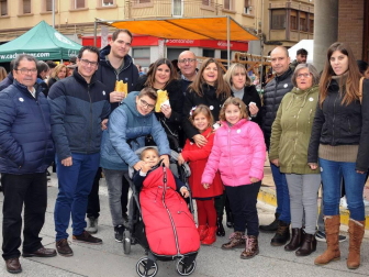 La plaza de los Fueros de Azagra se convirtió la jornada del sábado 16 de noviembre en un gran escaparate para las verduras de invierno. Allí se celebró el 'XIX Mercado Verduras de Invierno. Del campo a la mesa. Azagra siempre apetecible'. En este mismo espacio se instaló una carpa municipal en la que se desarrollaron diferentes actividades a lo largo del día, como talleres, degustaciones, cocinados en directo o actuaciones culturales.