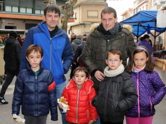 La plaza de los Fueros de Azagra se convirtió la jornada del sábado 16 de noviembre en un gran escaparate para las verduras de invierno. Allí se celebró el 'XIX Mercado Verduras de Invierno. Del campo a la mesa. Azagra siempre apetecible'. En este mismo espacio se instaló una carpa municipal en la que se desarrollaron diferentes actividades a lo largo del día, como talleres, degustaciones, cocinados en directo o actuaciones culturales.