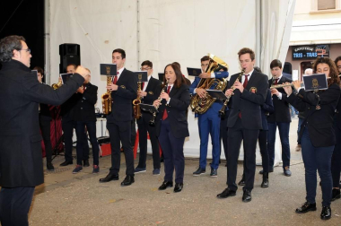 La plaza de los Fueros de Azagra se convirtió la jornada del sábado 16 de noviembre en un gran escaparate para las verduras de invierno. Allí se celebró el 'XIX Mercado Verduras de Invierno. Del campo a la mesa. Azagra siempre apetecible'. En este mismo espacio se instaló una carpa municipal en la que se desarrollaron diferentes actividades a lo largo del día, como talleres, degustaciones, cocinados en directo o actuaciones culturales.