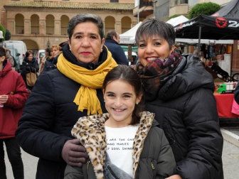 La plaza de los Fueros de Azagra se convirtió la jornada del sábado 16 de noviembre en un gran escaparate para las verduras de invierno. Allí se celebró el 'XIX Mercado Verduras de Invierno. Del campo a la mesa. Azagra siempre apetecible'. En este mismo espacio se instaló una carpa municipal en la que se desarrollaron diferentes actividades a lo largo del día, como talleres, degustaciones, cocinados en directo o actuaciones culturales.